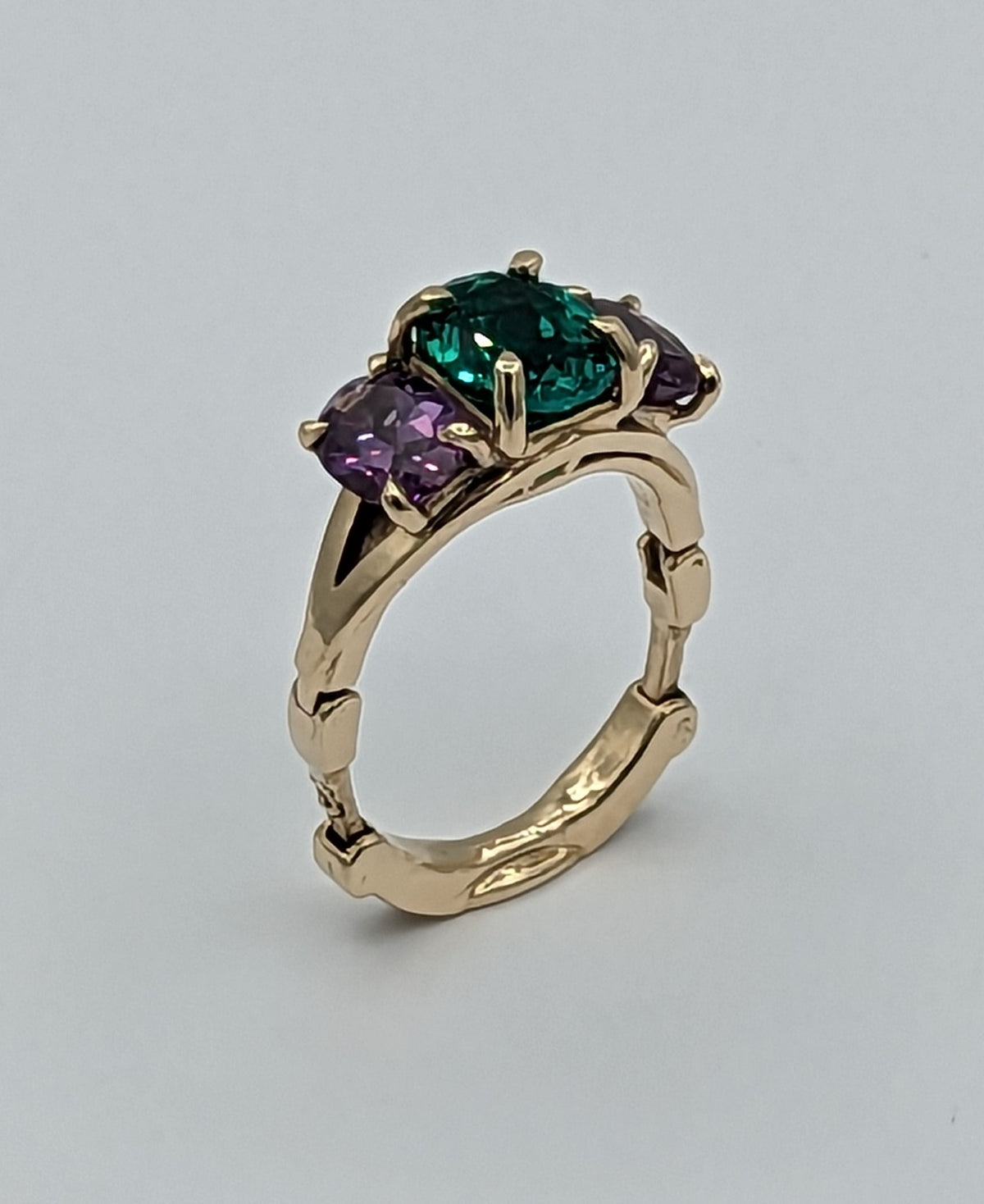 Three stone Gold-fit ring